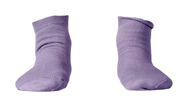 Beyaz arka planda izole edilmiş pamuk mor gri çoraplar. yaz aksesuarları