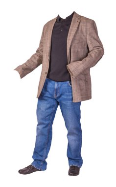 Erkek düğmesi açık kahverengi ceket, erkek kot pantolon, deri siyah ayakkabı ve beyaz arka planda izole edilmiş siyah bir kazak.