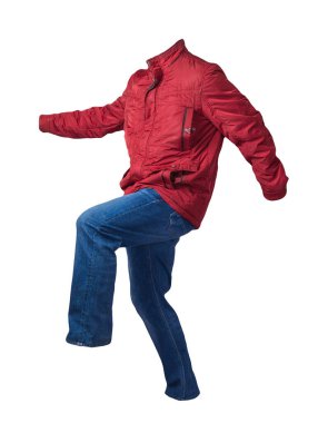 Kırmızı erkek ceketi ve mavi kot beyaz arka planda izole edilmiş. Günlük giysiler.