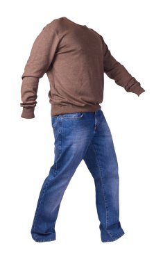 Beyaz arka planda izole edilmiş erkek kazağı ve mavi kot pantolon. Günlük kıyafetler.