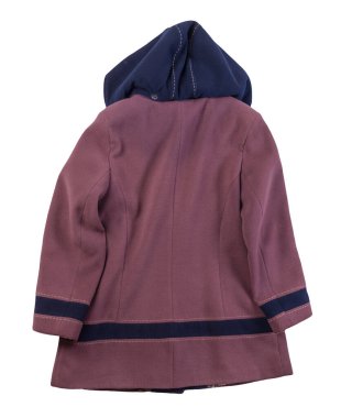 Beyaz arka planda mavi kapüşonlu, yünlü, pembe bir kadın. Kadın ceketi trapezi kesti.