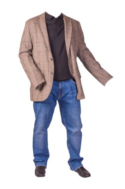 Erkek düğmesi açık kahverengi ceket, erkek kot pantolon, deri siyah ayakkabı ve beyaz arka planda izole edilmiş siyah bir kazak.