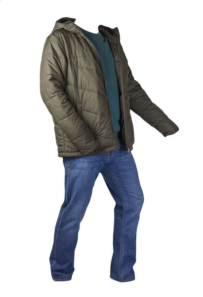 하이키 재킷에 스웨터 청바지를 배경에 놓았다 평상복 — 스톡 사진