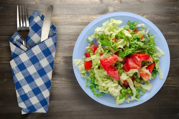 Comida Vegetariana Com Garfo Faca Vista Superior Salada Tomate Repolho — Fotografia de Stock