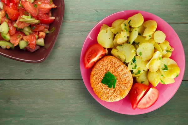 Frikadelle Mit Kartoffeln Auf Einem Hölzernen Hintergrund Frikadelle Mit Tomatenscheibe — Stockfoto