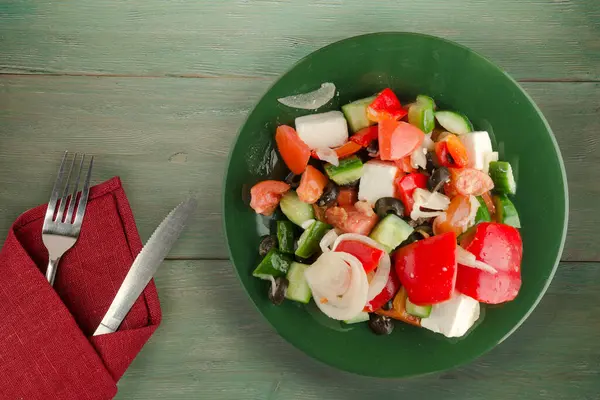 Yeşil Ahşap Arka Planda Yunan Salatası Çatal Bıçak Manzaralı Yeşil — Stok fotoğraf