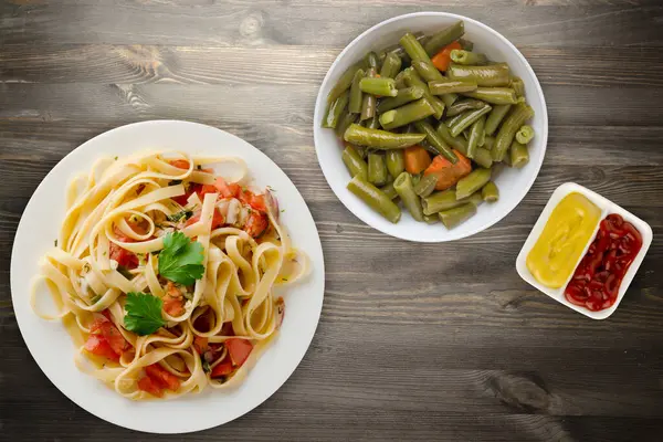 Espaguetis Plato Blanco Con Vista Superior Ensalada Vegetariana Espaguetis Tomates —  Fotos de Stock