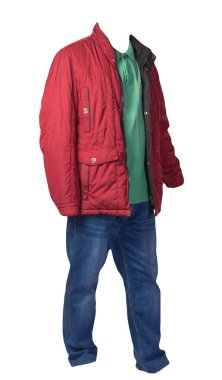 Kırmızı ceket, yeşil gömlek ve beyaz arka planda izole edilmiş kot pantolon. Sıradan moda kıyafetleri.