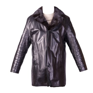 Beyaz arka planda izole edilmiş bej kazaklı deri erkek koyun derisi ceket. Kürklü siyah deri erkek ceketi.