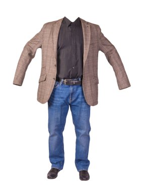 Erkek düğmesi açık kahverengi ceket, erkek kot pantolon, deri siyah ayakkabı ve beyaz arka planda izole edilmiş siyah gömlek.