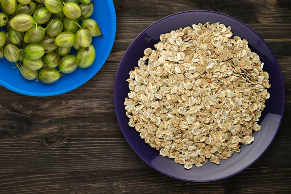 Havermout Een Donkerbruine Houten Tafel Havermout Een Paarse Plaat Met — Stockfoto