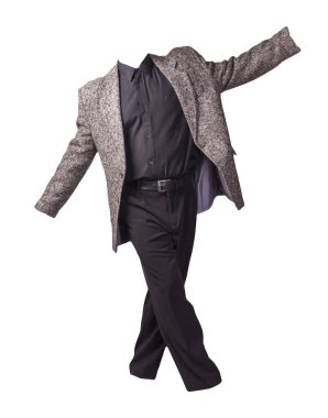 Erkek gri ceket, siyah gömlek ve siyah pantolon beyaz arka planda izole edilmiş. resmi takım