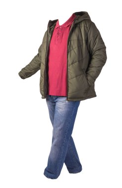 Fermuarlı hakki ceket, koyu kırmızı gömlek ve beyaz arka planda izole edilmiş mavi kot pantolon. Sıradan moda kıyafetleri.
