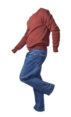 Erkekler koyu kırmızı kazak ve mavi kot pantolon. Beyaz arka planda izole edilmiş. Günlük kıyafetler.