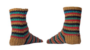 Beyaz arka planda yünlü sarı, siyah, turkuaz, kırmızı çizgili çoraplar. kış aksesuarları