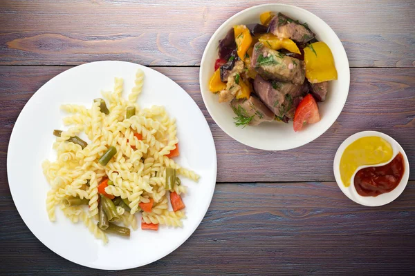 Pasta Con Judías Verdes Con Ajo Zanahorias Plato Blanco Sobre —  Fotos de Stock