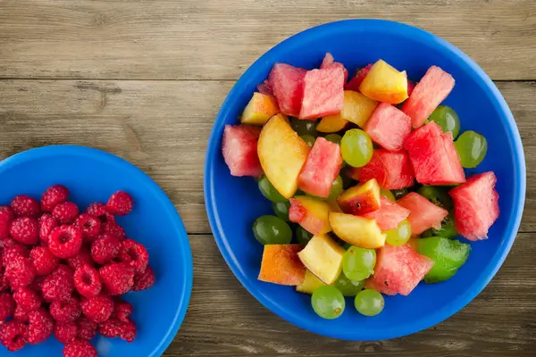 Frukt Sallad Brun Trä Bakgrund Vegetarisk Sallad Frukt Blå Tallrik — Stockfoto