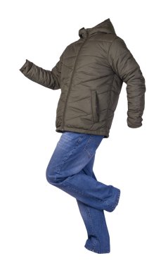 Hakki erkek ceketi ve mavi kot beyaz arka planda izole edilmiş. Günlük giysiler.