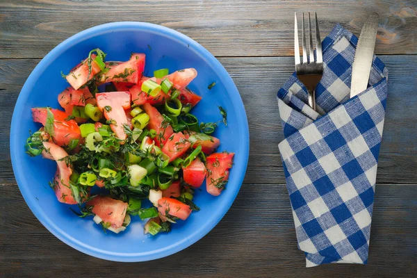 Comida Vegetariana Com Faca Garfo Tomates Cebola Funcho Placa Azul — Fotografia de Stock