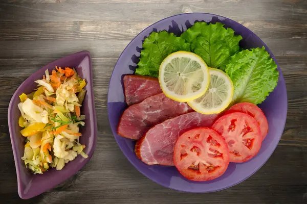 Jambon Avec Salade Tomate Citron Sur Une Assiette Violette Jambon — Photo