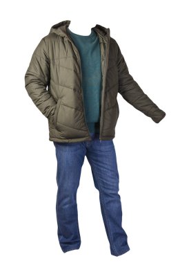 Fermuarlı hakki ceket, koyu yeşil kazak ve beyaz arka planda izole edilmiş mavi kot pantolon. Sıradan moda kıyafetleri.