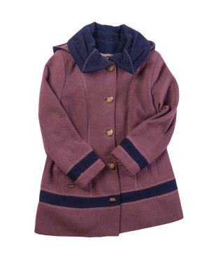 Beyaz arka planda mavi kapüşonlu, yünlü, pembe bir kadın. Kadın ceketi trapezi kesti.