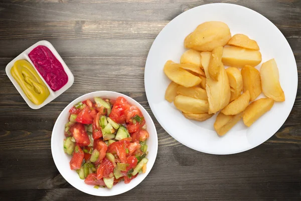 Siyah Ahşap Arka Planda Sebze Salatalı Patates Kızartması Patatesleri Beyaz — Stok fotoğraf