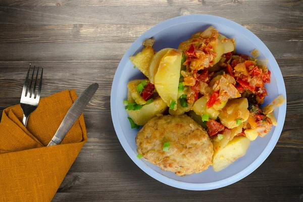 Cutlets Potatoes Stewed Tomatoes Top View Cutlet Ligth Blue Plate — Stock Photo, Image