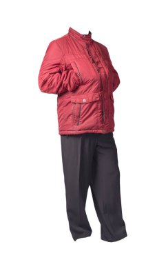 Beyaz arka planda, kırmızı ceketli ve siyah pantolonlu erkekler. Erkek sonbahar kıyafetleri.