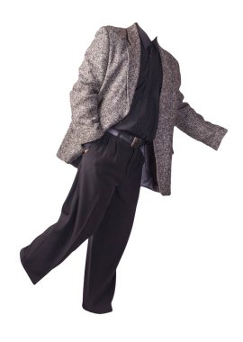 Erkek gri ceket, siyah gömlek ve siyah pantolon beyaz arka planda izole edilmiş. resmi takım