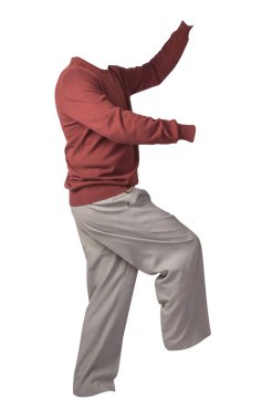 Erkeklerin bordo kazakları ve gri pantolonları beyaz arka planda izole edilmiş. Günlük giysiler.