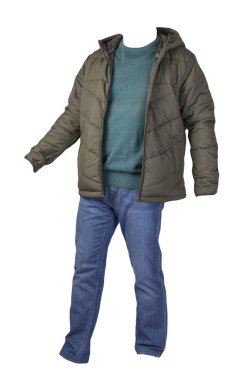 Fermuarlı hakki ceket, koyu yeşil kazak ve beyaz arka planda izole edilmiş mavi kot pantolon. Sıradan moda kıyafetleri.