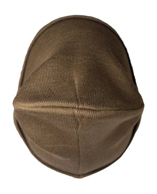 Örülmüş kahverengi şapka beyaz arka planda izole edilmiş. Günlük tarz için moda şapka aksesuarı.