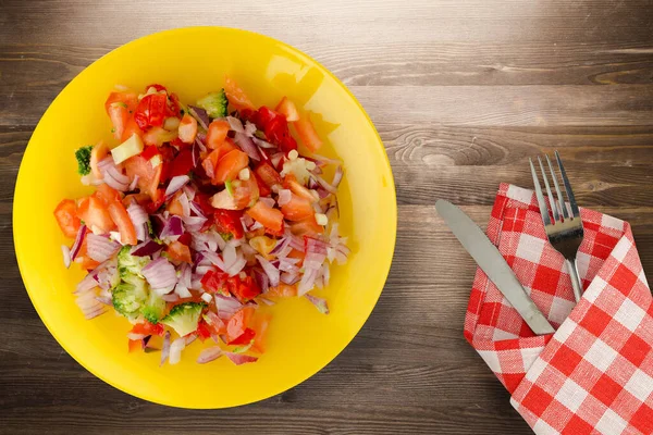 Vejetaryen Yemeği Biberli Salata Domates Soğan Çatal Bıçak Manzaralı Sarı — Stok fotoğraf