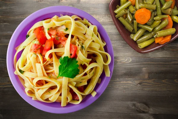 Спагетті Фіолетовій Тарілці Видом Вегетаріанський Салат Спагетті Помідори Цибуля Капуста — стокове фото