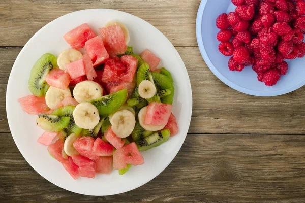 Piring Putih Salad Buah Segar Yang Sehat Pada Latar Belakang — Stok Foto