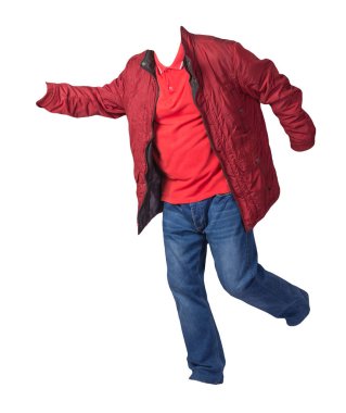 Kırmızı ceket, turuncu gömlek ve beyaz arka planda izole edilmiş kot pantolon. Sıradan moda kıyafetleri.