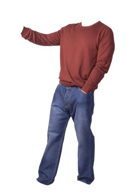 Erkekler koyu kırmızı kazak ve mavi kot pantolon. Beyaz arka planda izole edilmiş. Günlük kıyafetler.