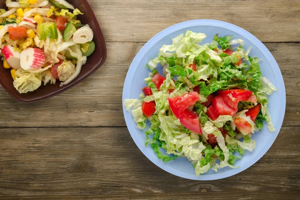 Comida Vegetariana Vista Superior Salada Tomate Repolho Placa Azul Clara — Fotografia de Stock