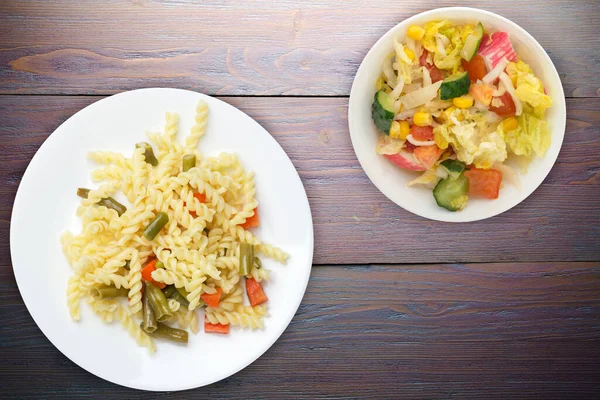 Pasta Con Judías Verdes Con Ajo Zanahorias Plato Blanco Sobre —  Fotos de Stock