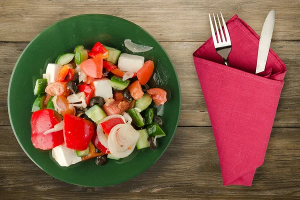 Ensalada Griega Sobre Fondo Madera Marrón Ensalada Griega Plato Verde — Foto de Stock