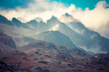 Vintage tarzı yaz dağ manzarası. 