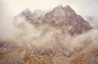 Bulutlu dağ manzarası. 