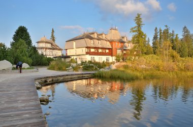 Güzel göl içinde yüksek Tatra Dağları.