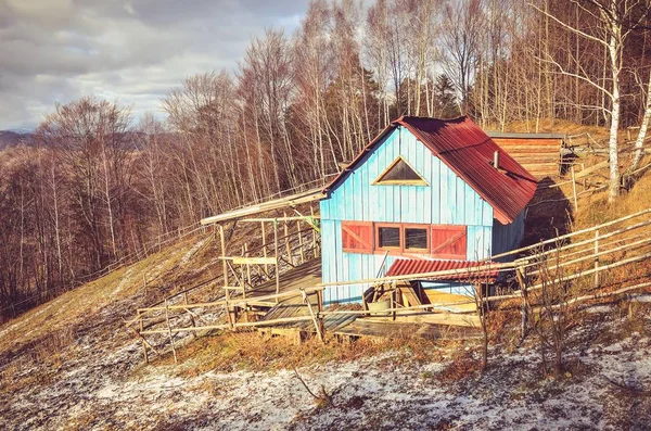 Velha casa de madeira azul . — Fotografia de Stock