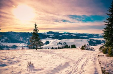 Kış günbatımı dağ manzarası. 