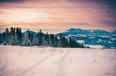 Kış günbatımı dağ manzarası. 