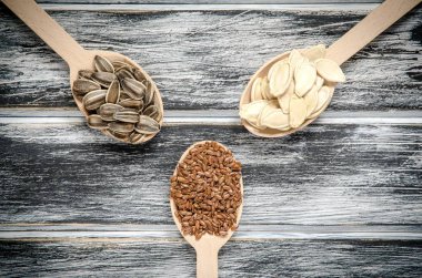 Ayçiçeği, keten tohumu ve kabak çekirdeği.