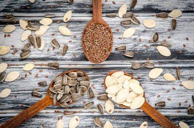 Ayçiçeği, keten tohumu ve kabak.