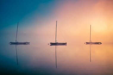 Sabah sisli göl manzara. 